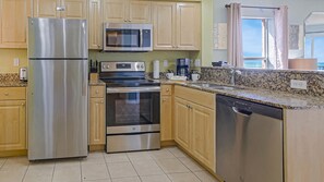 Een koelkast, een magnetron, een oven, een kookplaat