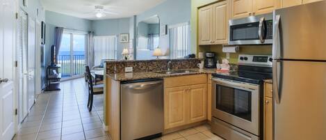 Køleskab, mikrobølgeovn, ovn, kogeplade