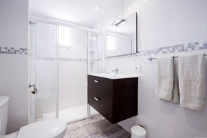 Douche, sèche-cheveux, serviettes fournies, savon