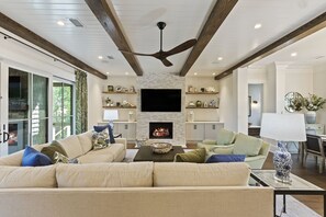 TV, fireplace