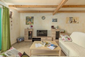 하우스 | 거실 | 디지털 채널 시청이 가능한 30인치 TV