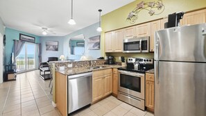 Frigorífico, microondas, horno y placa de cocina