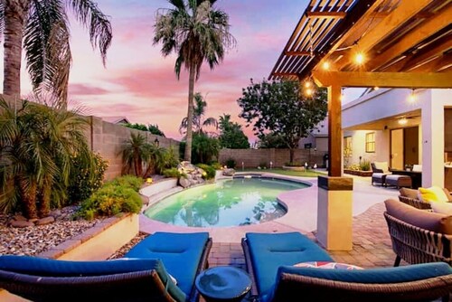 Relax in Paradise - 4 Bed + 2 Bath w/ Gorgeous Heated Private Pool & Spa!
