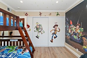 3 habitaciones, tabla de planchar con plancha y cuna de viaje