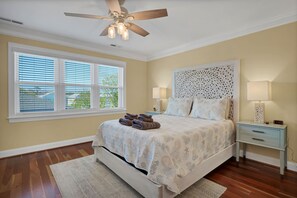 5 bedrooms, iron/ironing board, Internet, bed sheets - Beautiful 5br/5ba duplex w/ private elevator plus all new furnishings and decor (Carolina Beach)