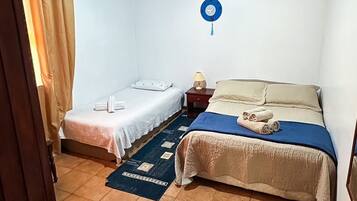 Habitación triple estándar | Escritorio, wifi gratis, ropa de cama