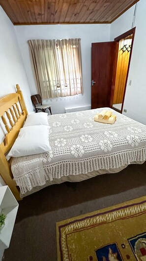 Standard Twin Room | Desk, free WiFi, bed sheets - Pousada Casa D' Antonia (Campos do Jordão)