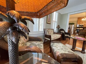 TV connectée, cheminée, livres