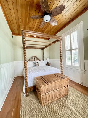 4 bedrooms, desk, iron/ironing board, free WiFi - The Gregory House, A Southern Tropical Get Away! (Pensacola)