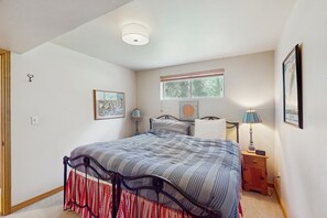 3 bedrooms, iron/ironing board, free Internet, bed sheets