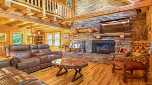 Smart-TV, Kamin, Bücher, Stereoanlage