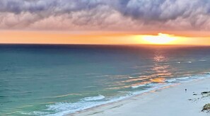 Rannalla, aurinkotuoleja, rantapyyhkeitä