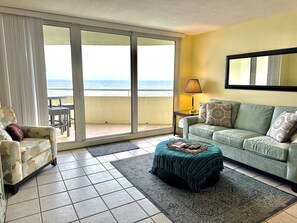 Een smart-tv en boeken