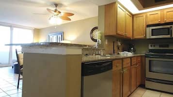 Refrigerador, microondas, horno, placa de cocina