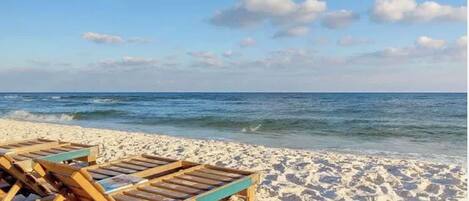 En la playa, camastros y toallas de playa