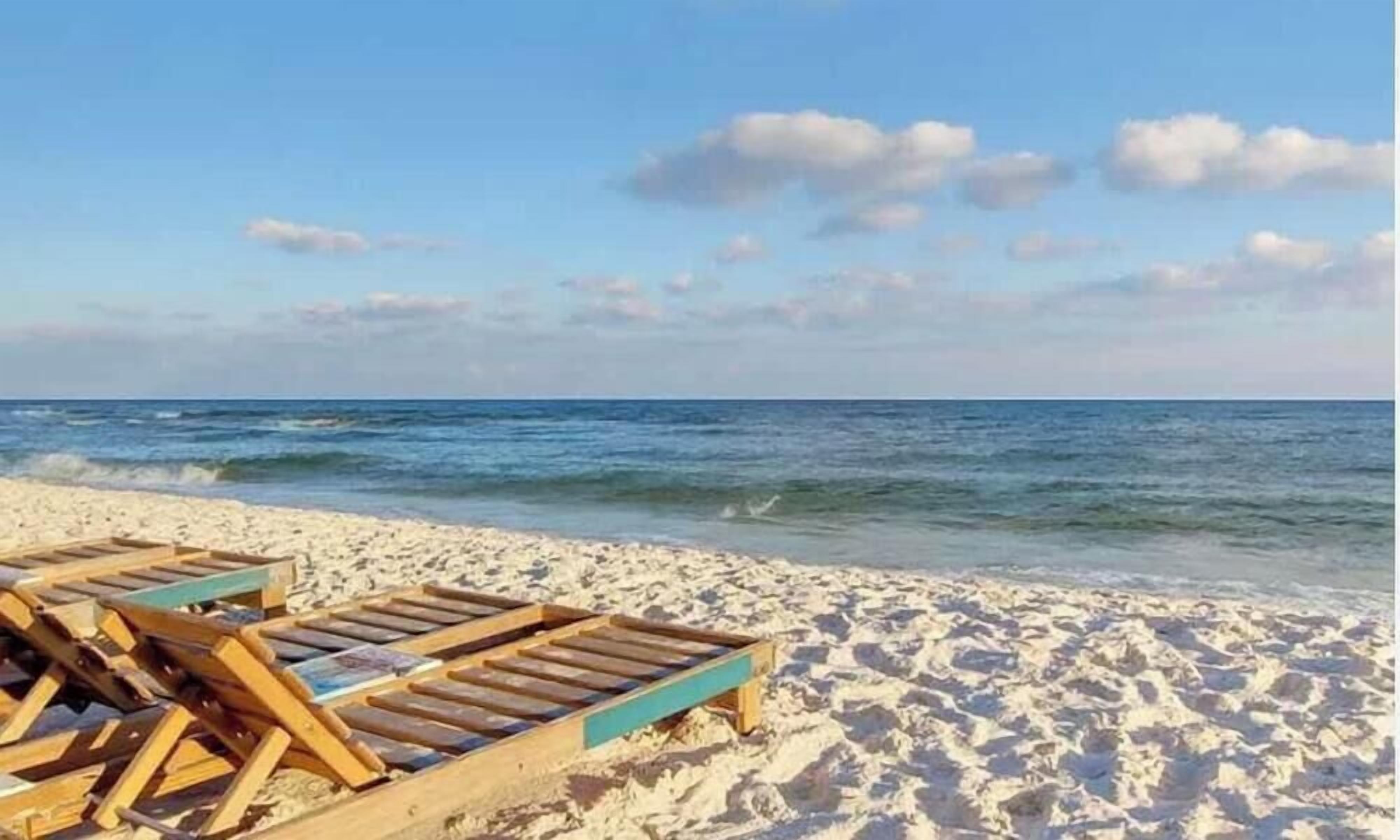 Beach nearby, sun loungers, beach towels