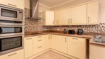 House | Private kitchen | Fridge, oven, stovetop, dishwasher