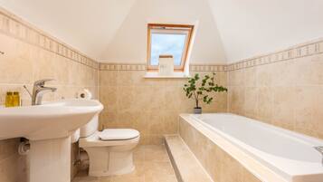 House | Bathroom | Separate bathtub and shower, free toiletries, hair dryer, towels
