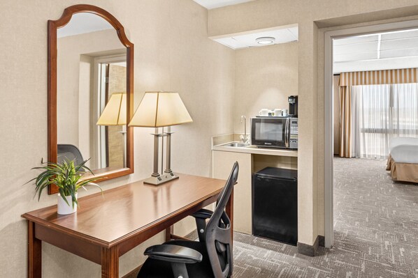 أغطية فراش متميزة وأسرّة بطبقة علوية مريحة ومكتب وستائر تعتيم