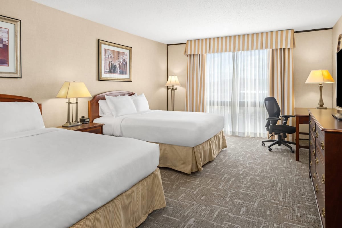 Standardrum - 2 queensize-sängar - icke-rökare | Sängtillbehör av högsta kvalitet, bäddmadrasser och skrivbord