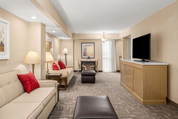 Family Suite | Living area | 55-inch LED TV with satellite channels, TV, iPod dock - Montana Trailhead Inn (Billings)