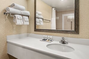 Combined shower/tub, rainfall showerhead, free toiletries, towels - Montana Trailhead Inn (Billings)