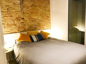 2 soverom, skrivebord, strykejern/-brett og wi-fi (inkludert)