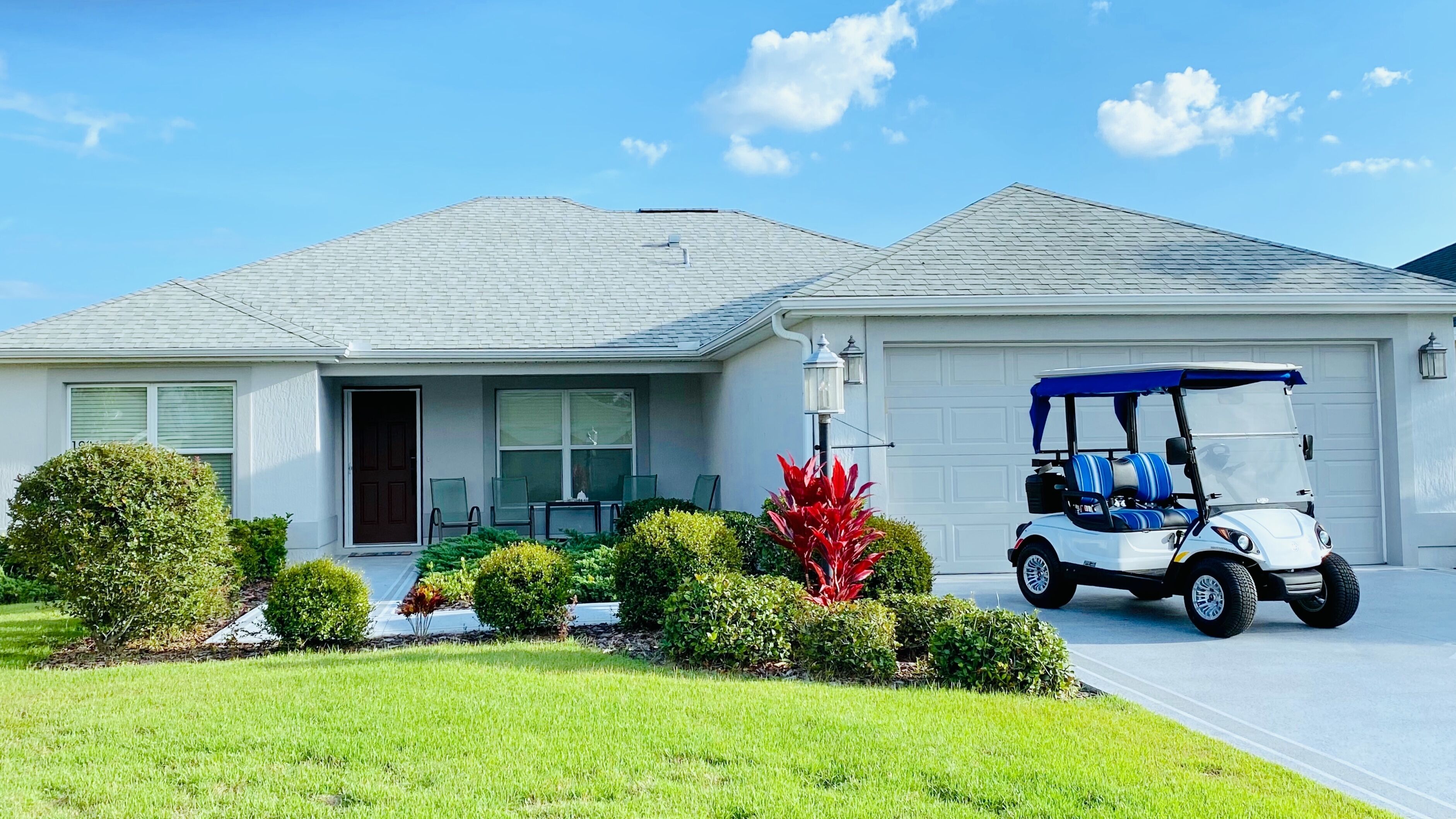 Lovely 3/2 HOME in The Villages with Golf Cart. Shopping, Golf Courses, Pools…