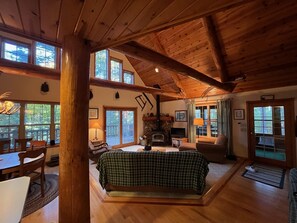 TV, DVD player - Pioneer Lodge Log Cabin (Merrillan)