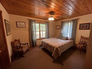 3 bedrooms, Internet, bed sheets - Pioneer Lodge Log Cabin (Merrillan)