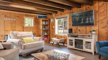 Tv, pejs, dvd-afspiller, bøger