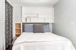 3 bedrooms, desk, WiFi, bed sheets - Historic Dwntwn Home, Warm & Charming,13 Mi to GWS (New Castle)