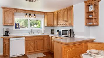 Køleskab, mikrobølgeovn, ovn, kogeplade