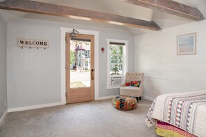 3 bedrooms, desk, WiFi, bed sheets