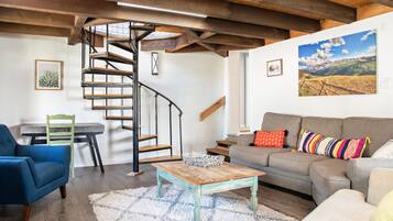 Tv, pejs, dvd-afspiller, bøger