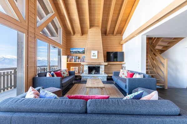TV, fireplace