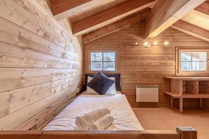 5 bedrooms, iron/ironing board, free WiFi, bed sheets