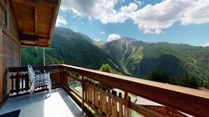 A wooden balcony with a view of a mountainous landscape. - Des Alpes (002) - ON THE SLOPES apartment 6 pers (Haute-Nendaz)