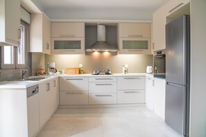 Villa | Private kitchen | Full-size fridge, microwave, oven, stovetop - Legno Bianco (Hersonissos)