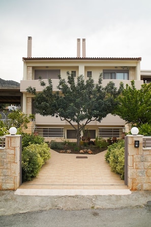 Vista frontal de la propiedad