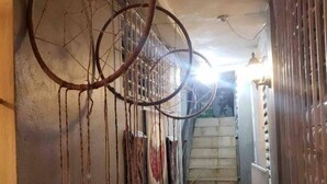 Un estrecho pasillo con una escalera que conduce a una plataforma.