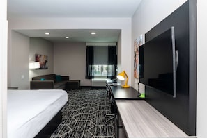 Deluxe Room, 1 King Bed, Non Smoking | Pillow-top beds, desk, laptop workspace, blackout curtains - La Quinta Inn & Suites by Wyndham Corpus Christi Southeast (Corpus Christi)