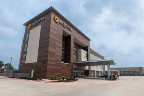 Exterior - La Quinta Inn & Suites by Wyndham Corpus Christi Southeast (Corpus Christi)