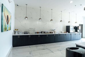 Free daily continental breakfast - La Quinta Inn & Suites by Wyndham Corpus Christi Southeast (Corpus Christi)