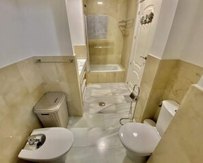 Bathtub, towels