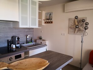 Réfrigérateur, micro-ondes, plaque de cuisson, cafetière/bouilloire