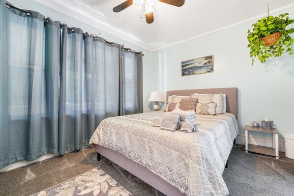 2 bedrooms, travel cot, free WiFi, bed sheets