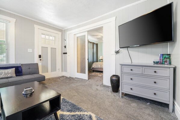 2 bedrooms, travel cot, free WiFi, bed sheets