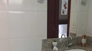 Comfort Room | Bathroom | Shower, rainfall showerhead, hair dryer (on request), towels - Pousada Abacateiro (Búzios)