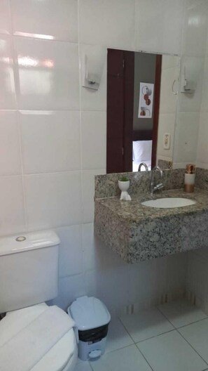 Comfort Room | Bathroom | Shower, rainfall showerhead, hair dryer, towels - Pousada Abacateiro (Búzios)